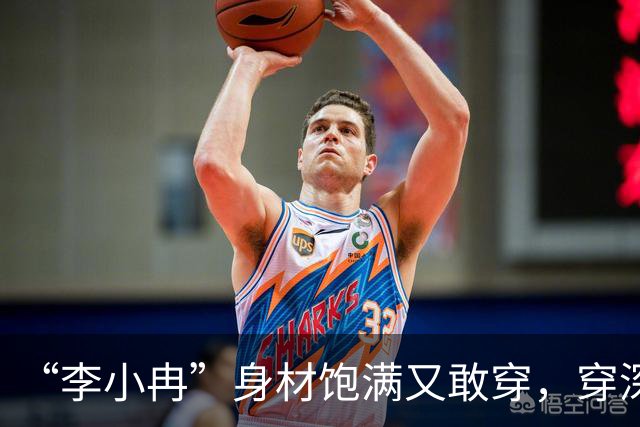 “李小冉”身材饱满又敢穿，穿深V连衣裙气质惊艳，真不怕走光